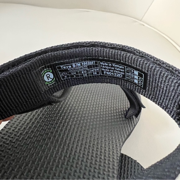 New in the box Teva Original universal black strap Sandal size various - Picture 6 of 8